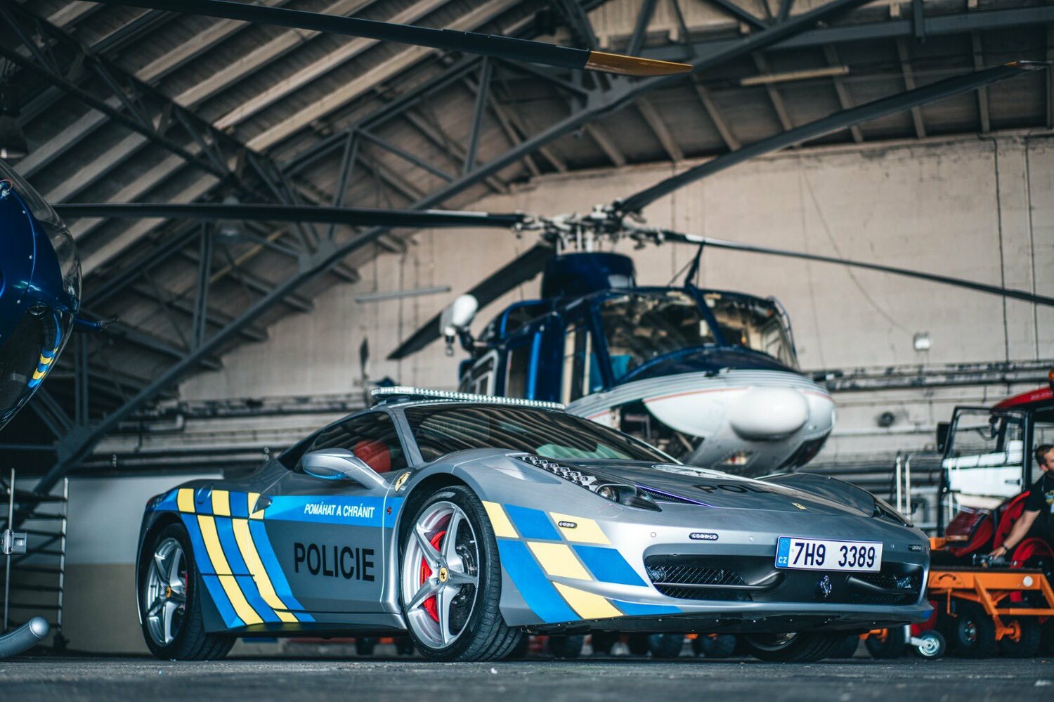 法拉利拿來當警車！ 捷克警方改裝贓車成巡邏車 網熱議:「這次真的跑不贏了」