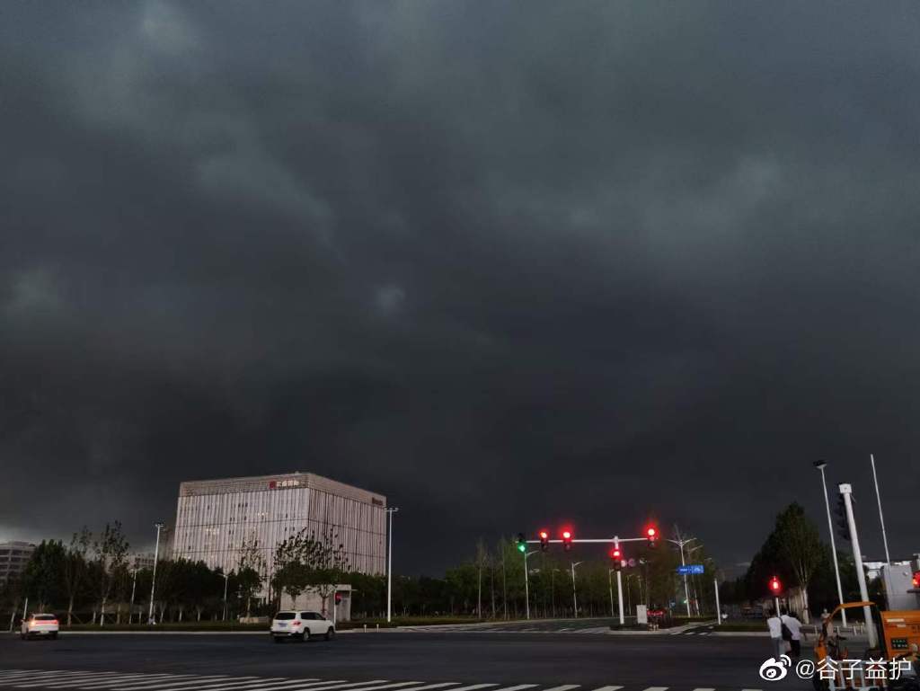 這城市被天譴了？又是鄭州! 白天下暴雨瞬間成黑夜 罕見綠色天空