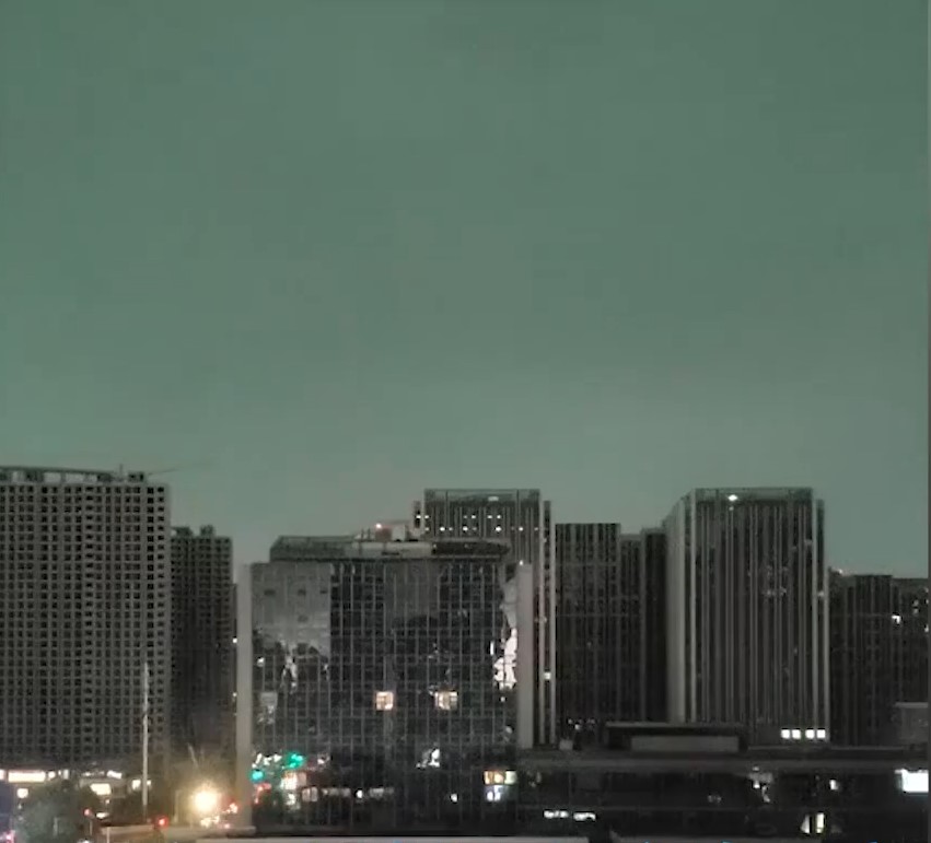 這城市被天譴了？又是鄭州! 白天下暴雨瞬間成黑夜 罕見綠色天空