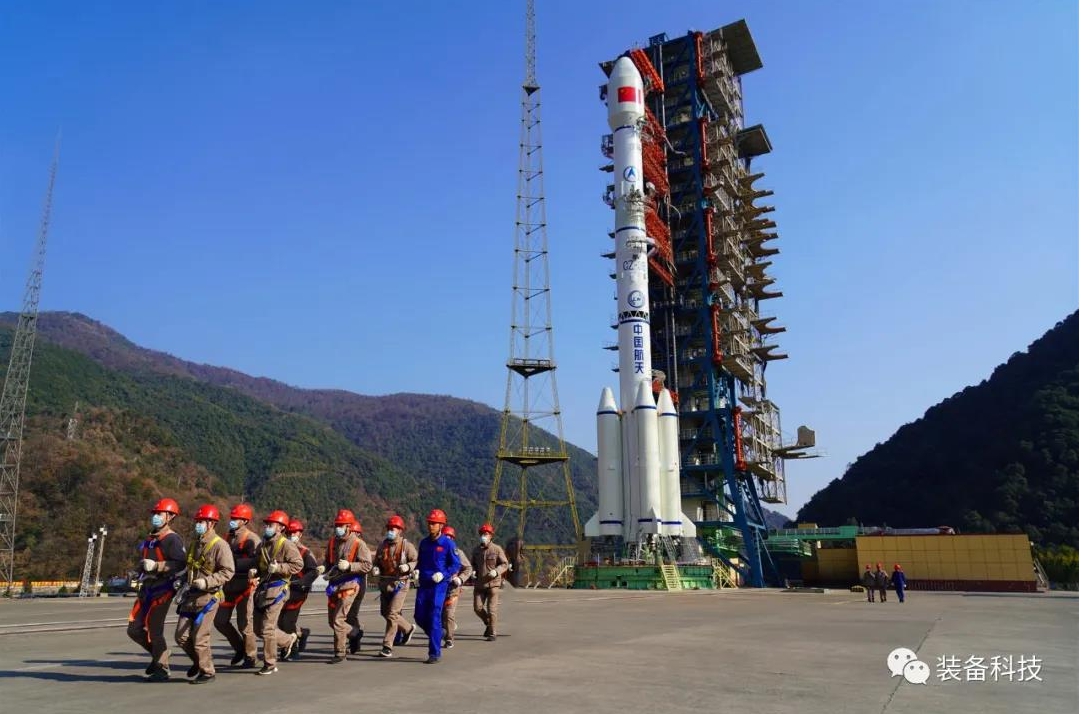 硬要在裝滿燃料的衛星火箭前拍照! 他爆料江澤民兩件不為人知的醜事.....