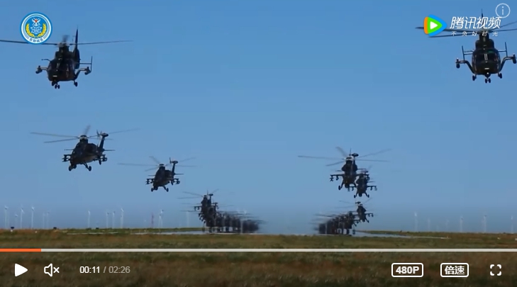 針對裴洛西訪台，解放軍東部站區發布「嚴陣以待 聽令而戰」影片，圖為解放軍戰鬥直升機列隊起飛。   圖 : 翻攝自騰訊視頻