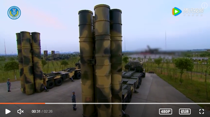 針對裴洛西訪台，解放軍東部站區發布「嚴陣以待 聽令而戰」影片，圖為解放軍遠程飛彈移動發射車。   圖 : 翻攝自騰訊視頻