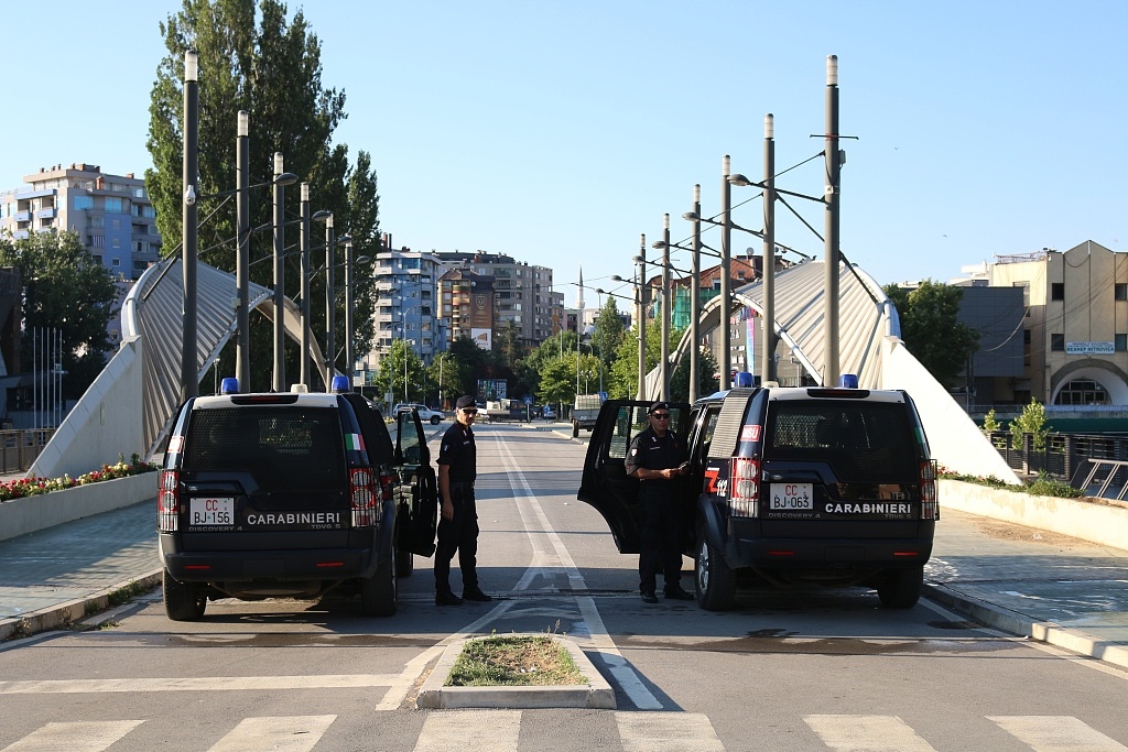 科索沃境內的塞爾維亞人封鎖聯外道路,起因為塞爾維亞前警官被捕。 圖 : 翻攝自視覺中國 科索沃境內的塞爾維亞人封鎖聯外道路,起因為塞爾維亞前警官被捕。 圖 : 翻攝自視覺中國