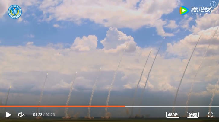 針對裴洛西訪台，解放軍東部戰區釋出「嚴陣以待、 聽令而戰」影片。圖為飛彈集體發射。   圖 : 翻攝自騰訊視頻