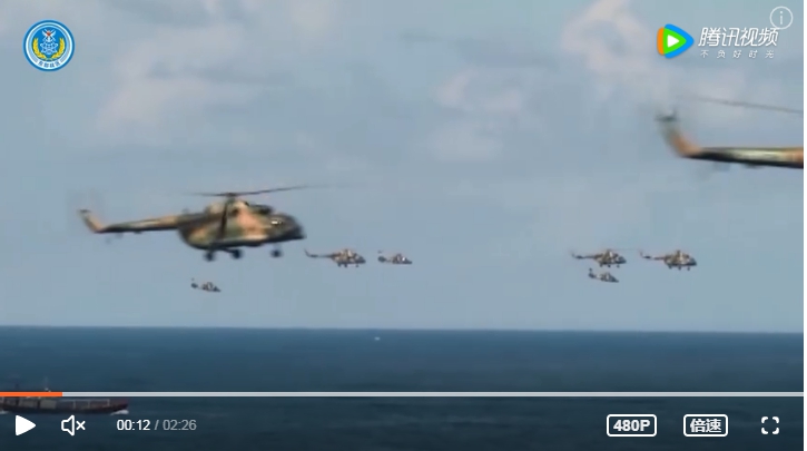 針對裴洛西訪台，解放軍東部戰區釋出「嚴陣以待 聽令而戰」影片。圖為解放軍戰鬥直升機隊。   圖：翻攝自騰訊視頻（資料照）