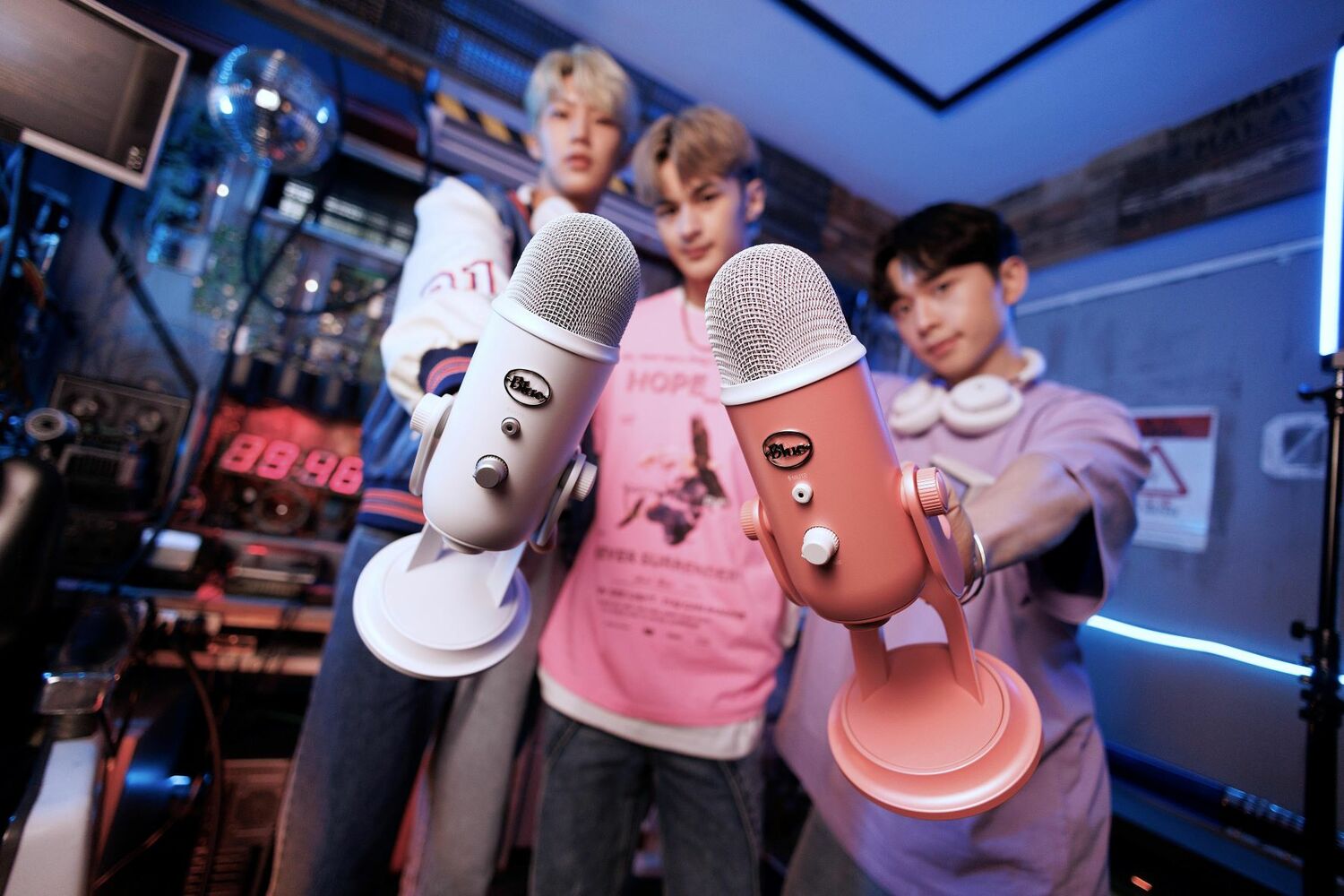 Blue Yeti麥克風美型炫光聯名限定雙新色「炫光白」與「甜玫粉」 圖：Logitech G/提供