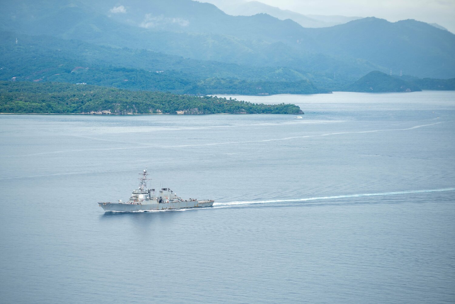 美軍公布「雷根號 (CVN-76)」航艦打擊群7月30日經菲律賓聖貝納迪諾海峽進入菲律賓海照片。圖為「勃克級」飛彈驅逐艦「希金斯號(DDG-76)」。   圖：翻攝 U.S. Pacific Fleet推特