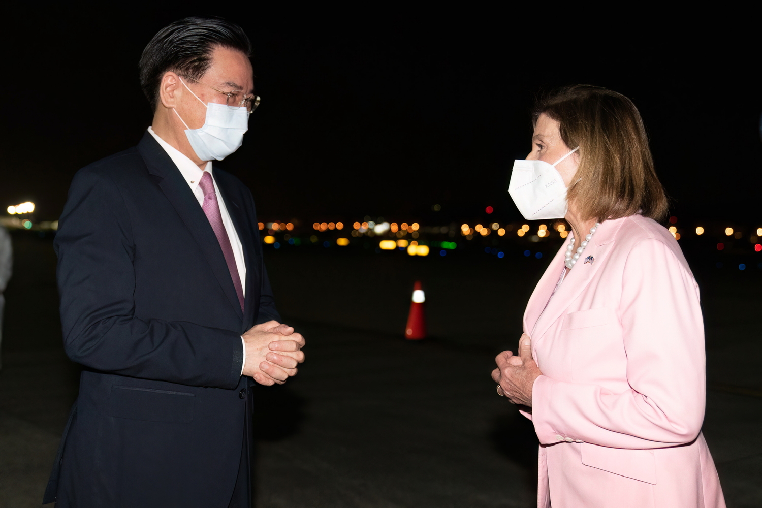 外交部長吳釗燮（左）到機場迎接美國聯邦眾議院議長裴洛西（右）。   圖：外交部提供