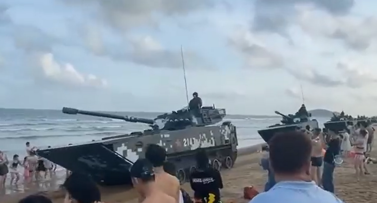 市民海灘上玩到一半 突擊戰車就衝上來了! 裴洛西訪台 中共軍演影片瘋傳