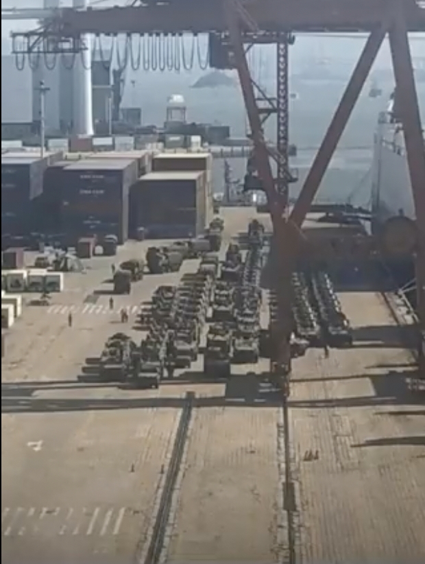 解放軍鎖台軍演 廈門今現大批坦克集結、數量龐大以「火車」載運