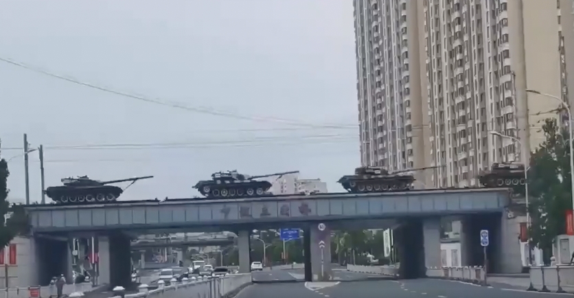 解放軍鎖台軍演 廈門今現大批坦克集結、數量龐大以「火車」載運