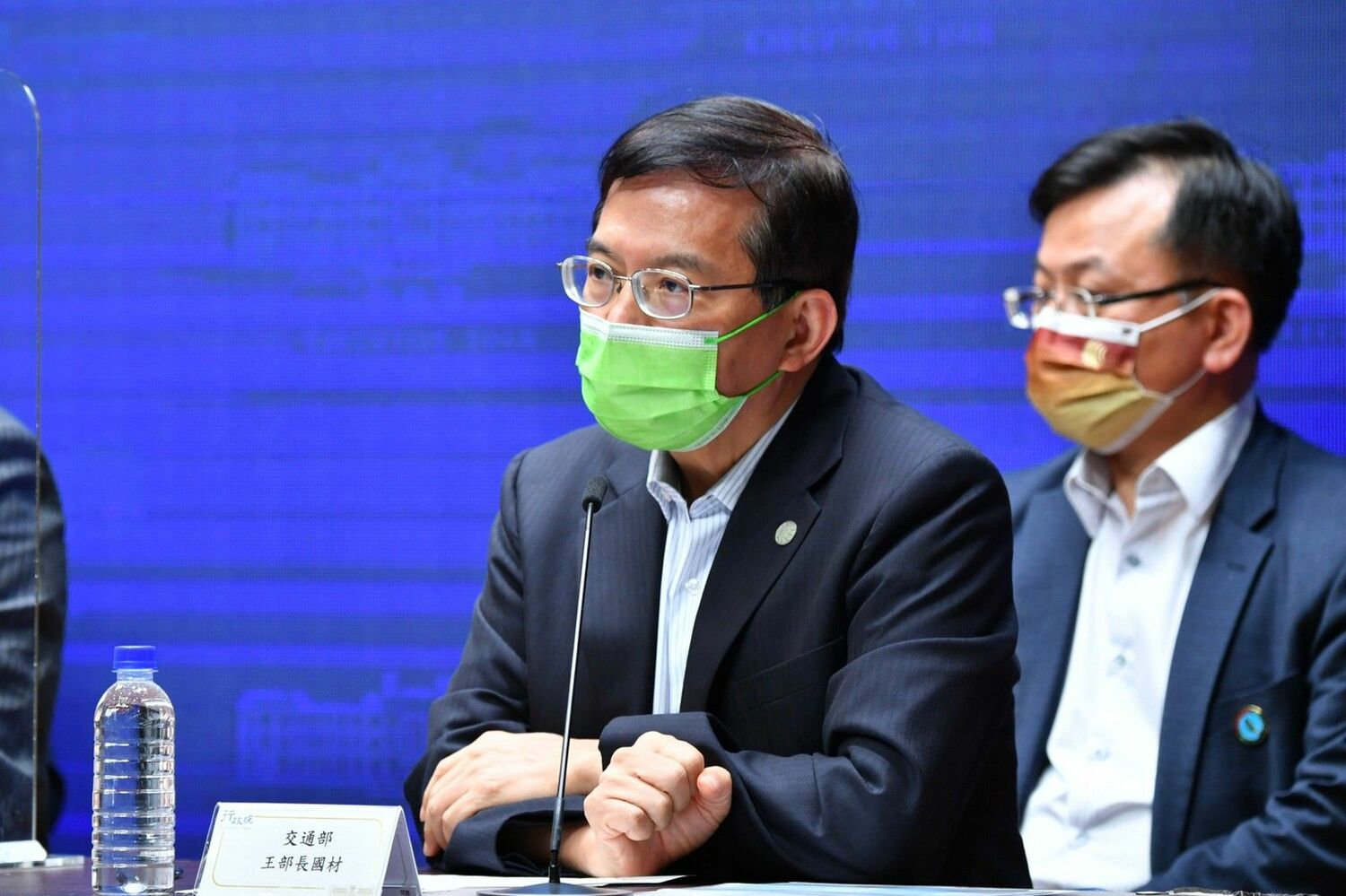 交通部長王國材說,中共軍演把台北的飛航情報區占滿,預計影響8條國際航線,但經協調後,往北、往南皆有替代路線,只是飛行時間可能會比較長;國內航線則不受影響。 圖:行政院提供