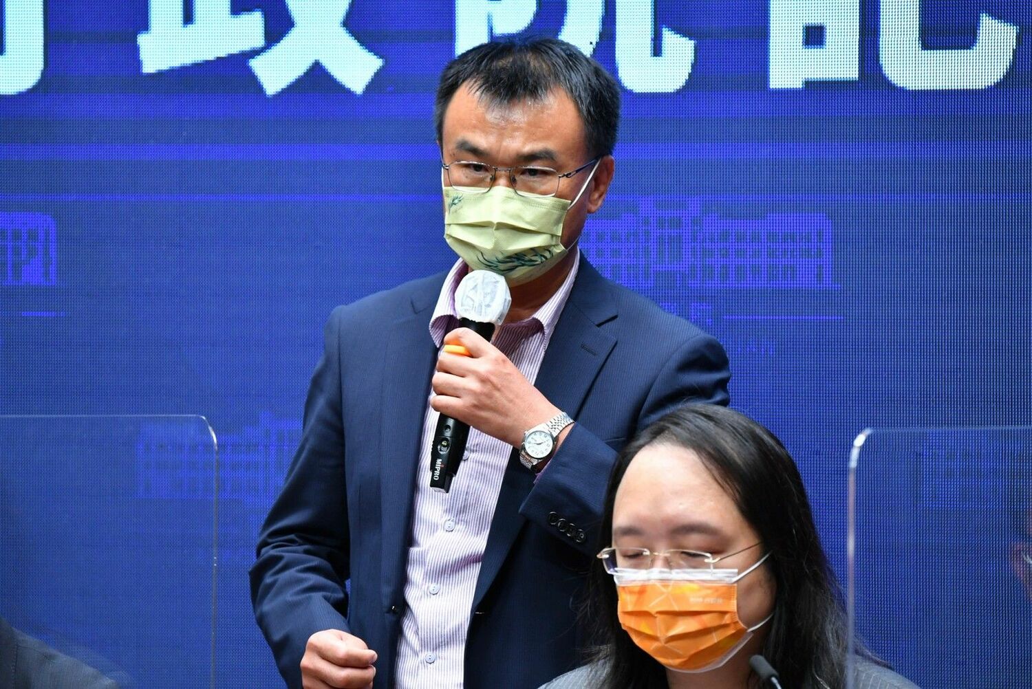 中國今(3)天無預警宣布,暫停我國柑橘類水果、冰鮮白帶魚及冷凍竹筴魚輸入。農委會主委陳吉仲表示,不排除訴諸WTO爭端解決。 圖:行政院提供