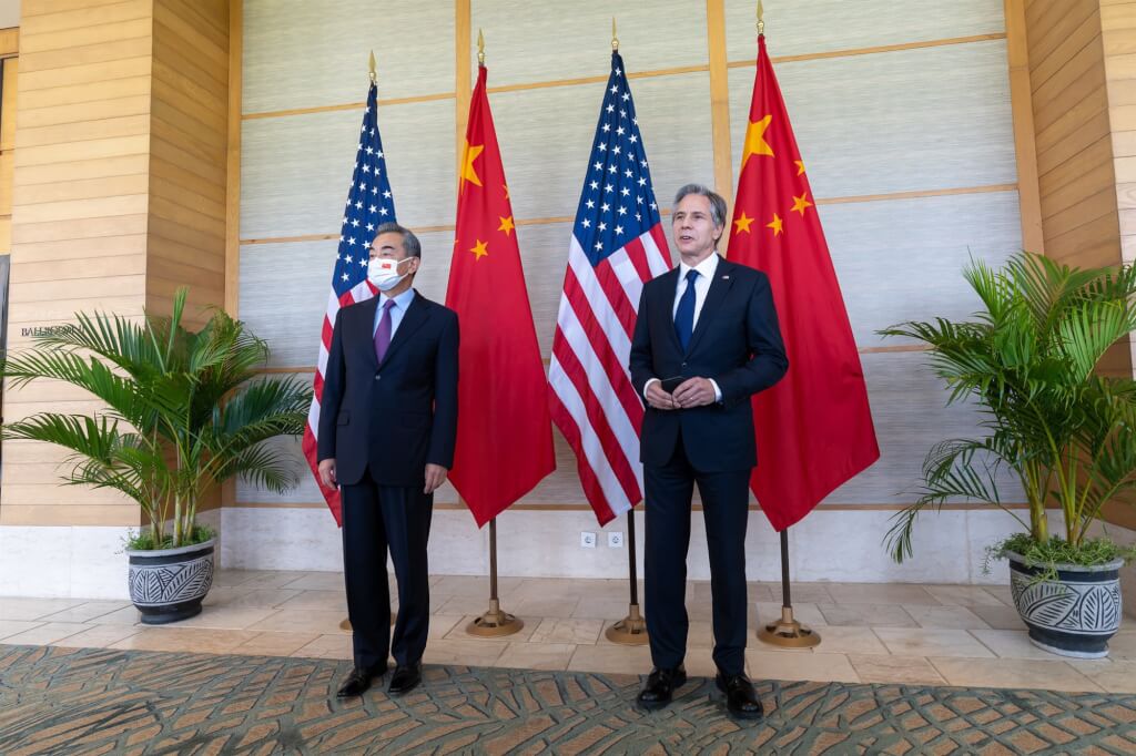 布林肯（右）7月出席印尼峇里島舉行的G20會議時曾和王毅（左）提及裴洛西可能訪台。   圖：翻攝美國國務院flickr