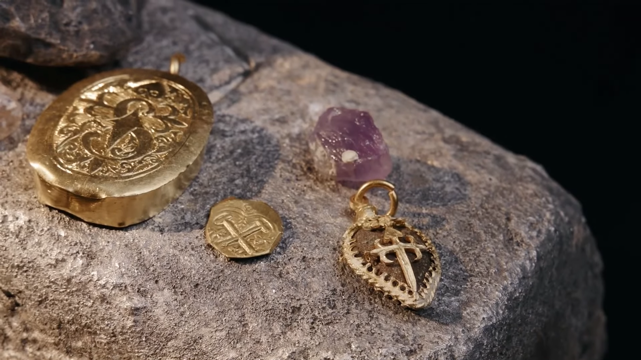 西班牙350年沉船發現巨量寶藏 打撈出百萬祖母綠寶石吊飾