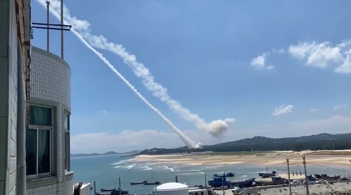 中國平潭民眾拍下解放軍對台灣海峽發射導彈的畫面。 圖: 翻攝自Telegram (資料照) 中國平潭民眾拍下解放軍對台灣海峽發射導彈的畫面。 圖: 翻攝自Telegram (資料照)