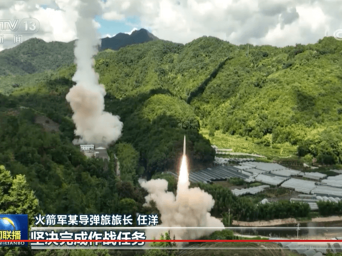 中共 4 日下午向台灣周邊海域，發射共 11 枚東風系列彈道飛彈。   圖：翻攝央視