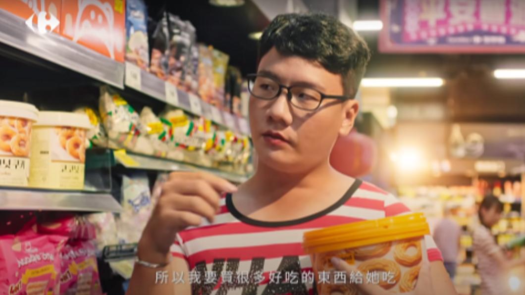 網紅阿翰拍攝中元節廣告，模仿知名越籍角色「阮月嬌」遭台灣越裔總會連署抗議。   圖：翻攝自家樂福YT頻道