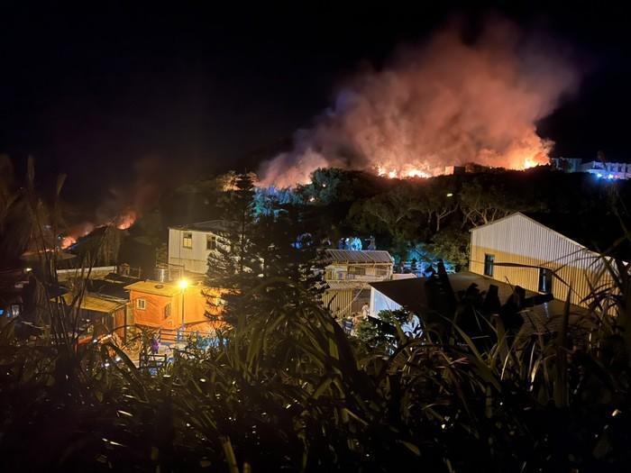火勢一度非常接近當地民宿，還好火勢已經被撲滅，現場無人傷亡。   圖：翻攝馬祖資訊網