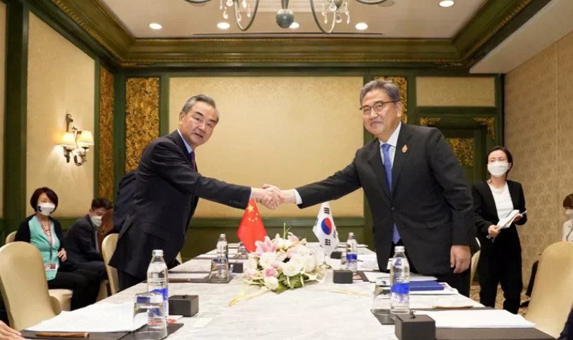 朴振（右）上任後7月7日首度與中國外長王毅（左）會晤，朴振預計本月8日將訪問中國。（資料照）   圖：翻攝南韓外交部官網