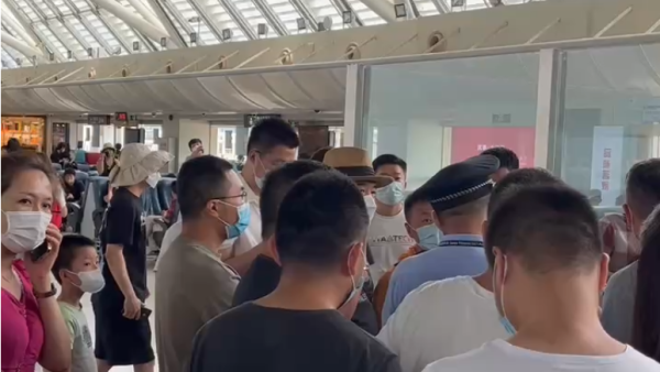 大量遊客滯留三亞鳳凰機場候機室。   翻攝自 陸媒《澎湃新聞》
