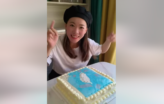 小粉紅玻璃心的「台灣表妹」李喬昕收到一份中國粉絲送來的禮物，是一個畫有中國宣稱將對台軍演地圖的造型蛋糕。   圖：翻攝自台灣表妹面面