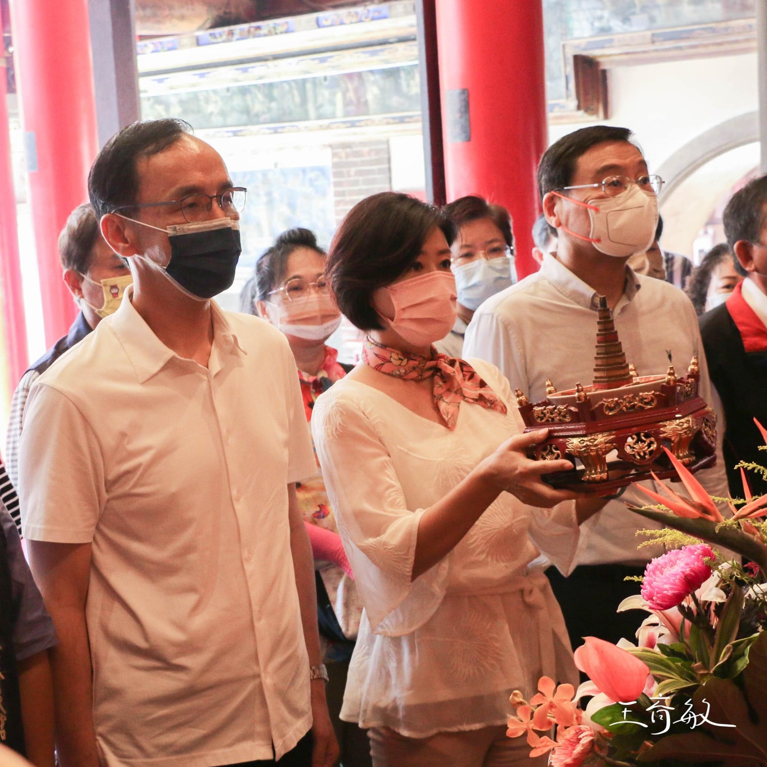 國民黨主席朱立倫今與嘉義縣長參選人王育敏等人，到新港奉天宮參拜。 圖：擷取自王育敏臉書