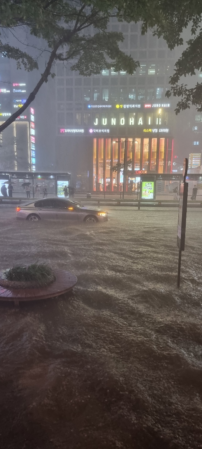 南韓首爾8日晚間降下暴雨。   圖：擷取自韓國先鋒報推特