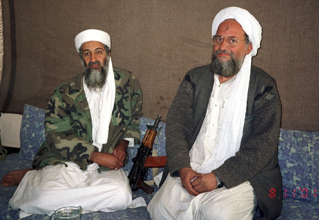 蓋達組織（Al-Qaeda）首領札瓦希里（Ayman al-Zawahiri）近日遭美方證實已遭無人機擊斃。圖右為札瓦希里，圖左為賓拉登。   圖：擷取自維基百科