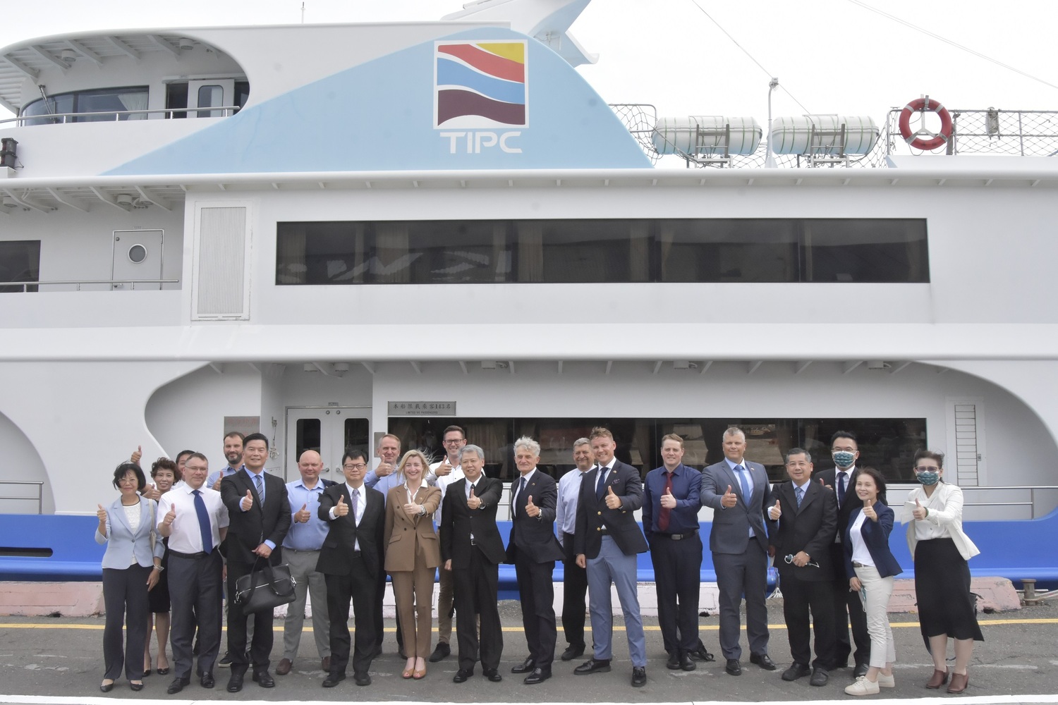 立陶宛代表團9日參訪高雄港。   圖：台灣港務公司／提供