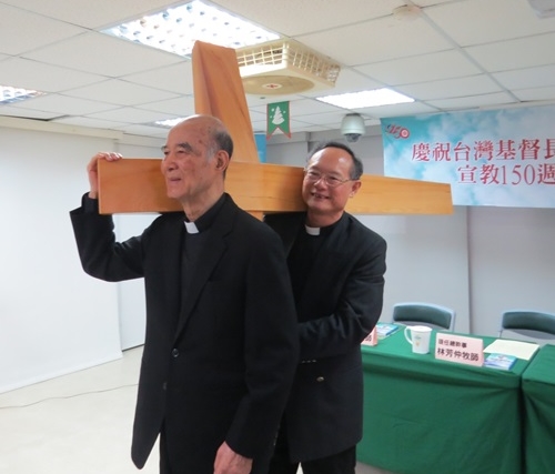 高俊明（左）以年事已大，婉拒總統府資政聘任。   圖：翻攝長老教會網站
