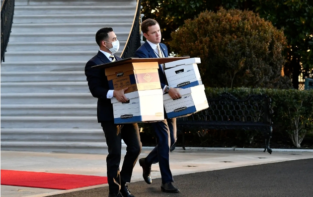 川普2021年卸任時，幕僚從白宮搬走大批文件資料。   圖 : 翻攝自海外網