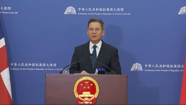 中國駐英大使鄭澤光，被英國外交部召見，卻反嗆英國「不要跟著美國玩火」。   圖：翻攝中國駐英大使館