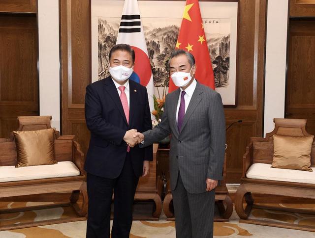 韓國外長朴振（右）與中國外長王毅（左）會晤。   圖：翻攝長江新聞號