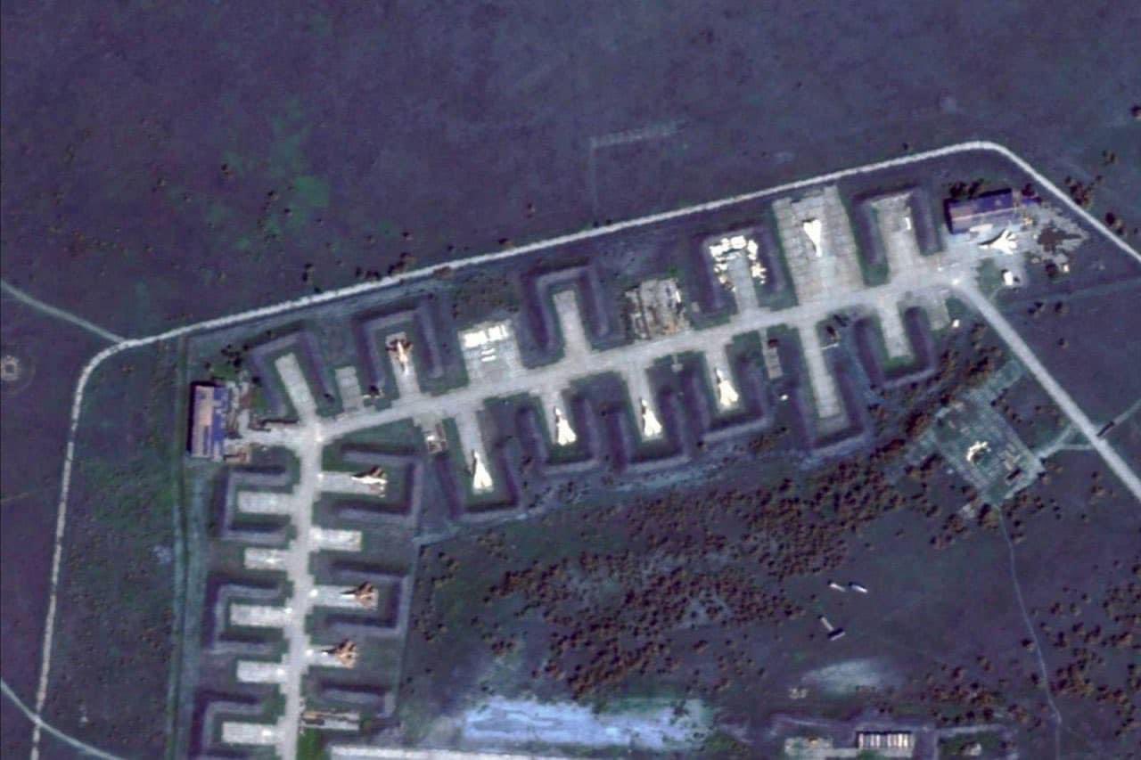 克里米亞的沙奇空軍基地被轟炸前的衛星影像。   圖：翻攝自推特