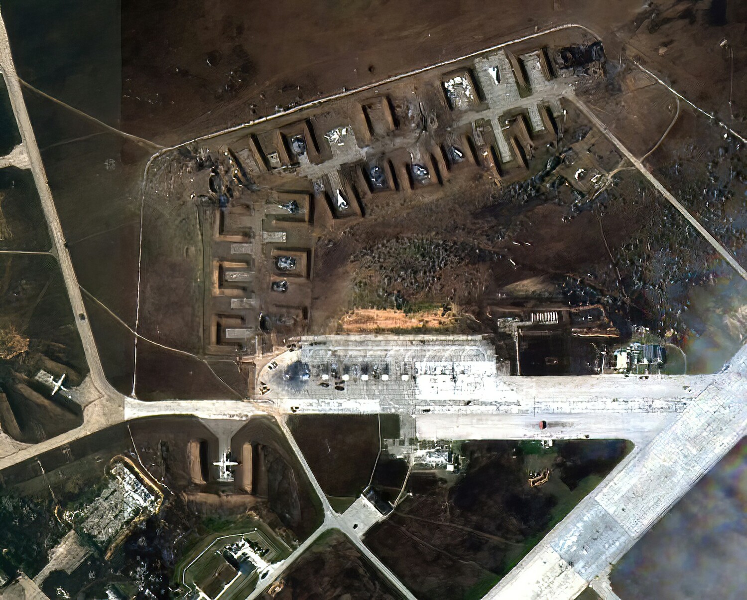 沙奇空軍基地被轟炸後的衛星影像，可見多架戰鬥機被燒毀。   圖：翻攝自推特（資料照）