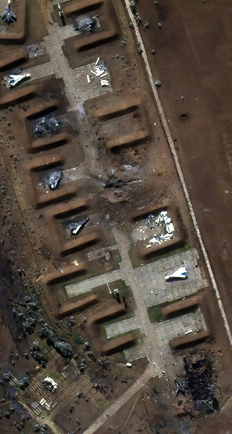 沙奇空軍基地被轟炸後的衛星影像，可見多架戰鬥機被燒毀。   圖：翻攝自推特
