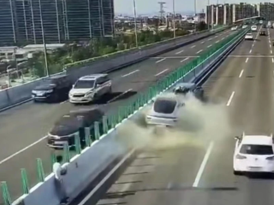 (影) 中國電動車不安全! 小鵬P7車主開「輔助駕駛」 追撞致人死亡
