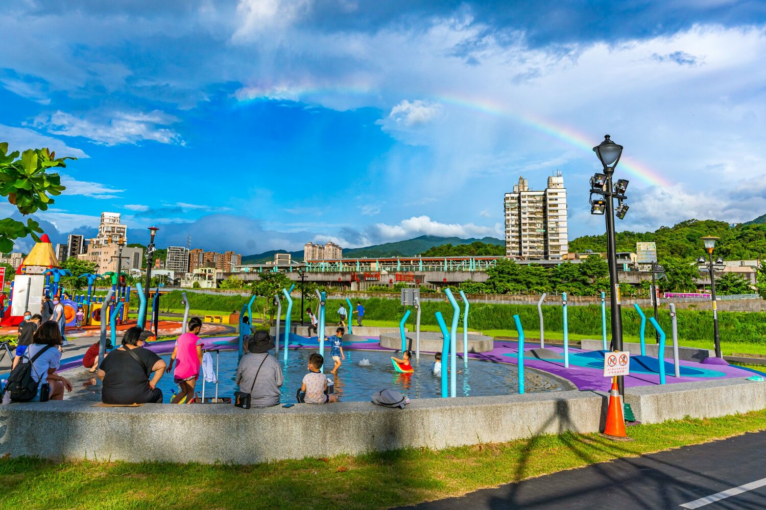 星際遊戲場-夏天孩子們最愛玩水。   圖：新北市水利局提供