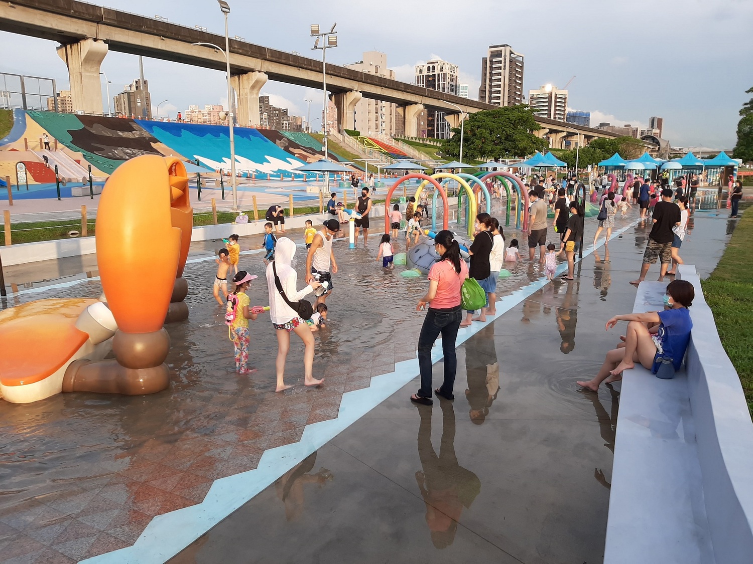 海世界水樂園-暑假放電玩水最開心。   圖：新北市水利局提供