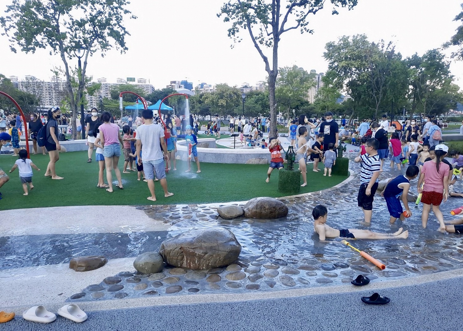 陽光遊戲場-夏天玩水首選。   圖：新北市水利局提供