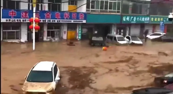 山西省呂梁市中陽縣金羅鎮街道上，可見許多車輛被洪水沖走。   圖：翻攝自騰訊網