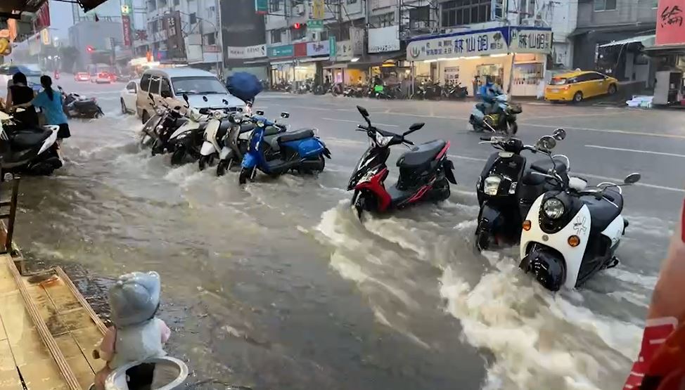 8月4 日短延時強降雨造成嘉義市淹水。 圖：讀者/提供