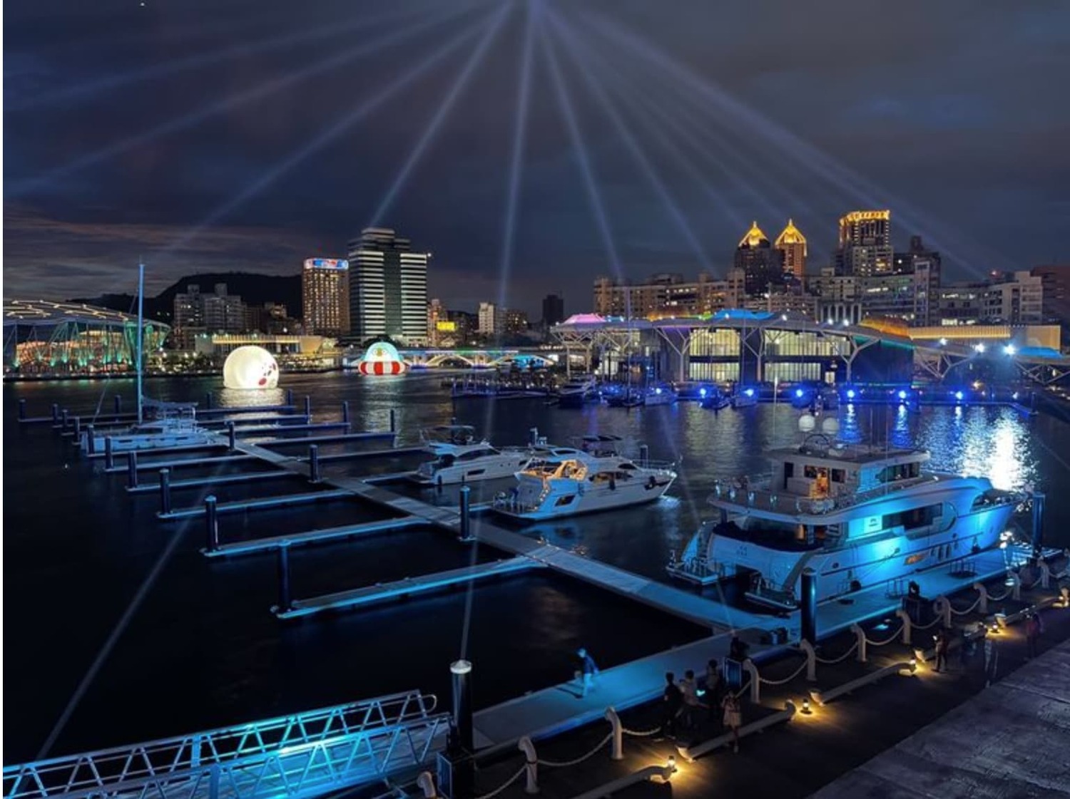 「2022高雄海洋派對」集結60艘船艇在愛河灣遊艇碼頭登場。   圖：翻攝自遊艇通官網