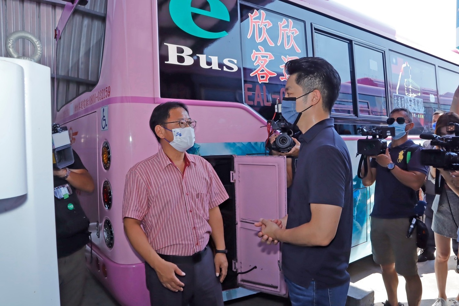國民黨台北市長參選人蔣萬安日前提出上網預約公車座位的政見。   圖：蔣萬安辦公室/提供（資料照片）