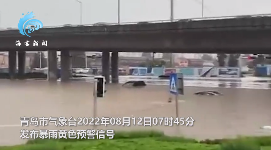 (影) 山東青島雷電暴雨 街道成河汽車被滅頂 台階變成水瀑布