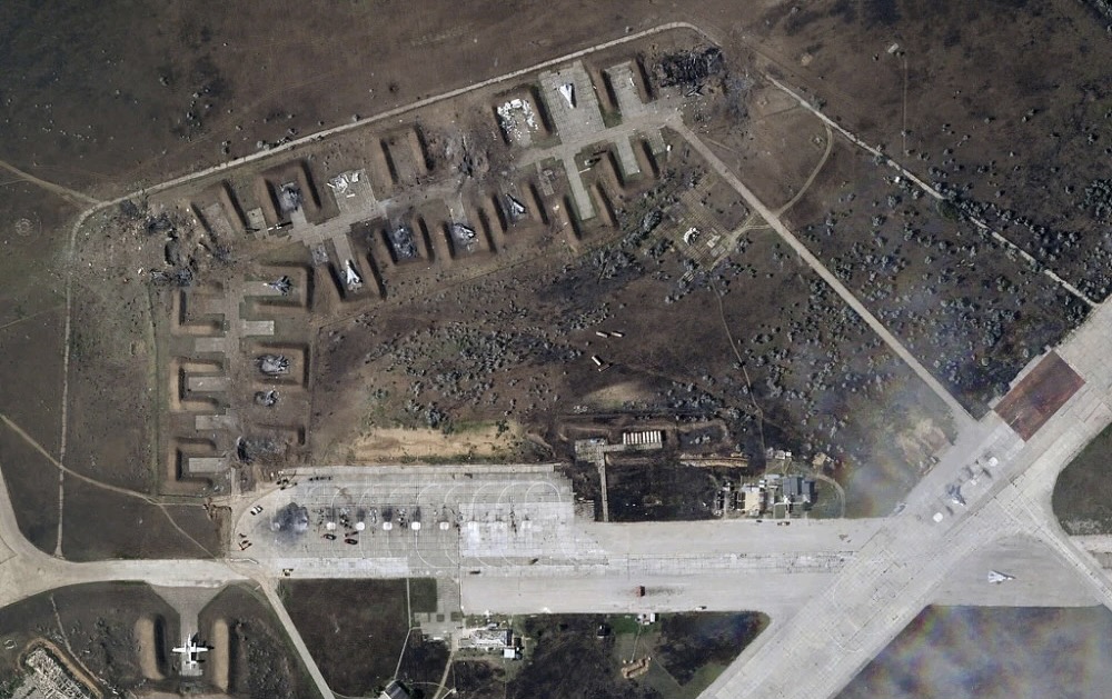 克里米亞地區的一座俄軍空軍基地發生多起爆炸，大約有 7 到 9 架俄軍機被催毀，且跑道嚴重損壞。   圖：翻攝自騰訊網