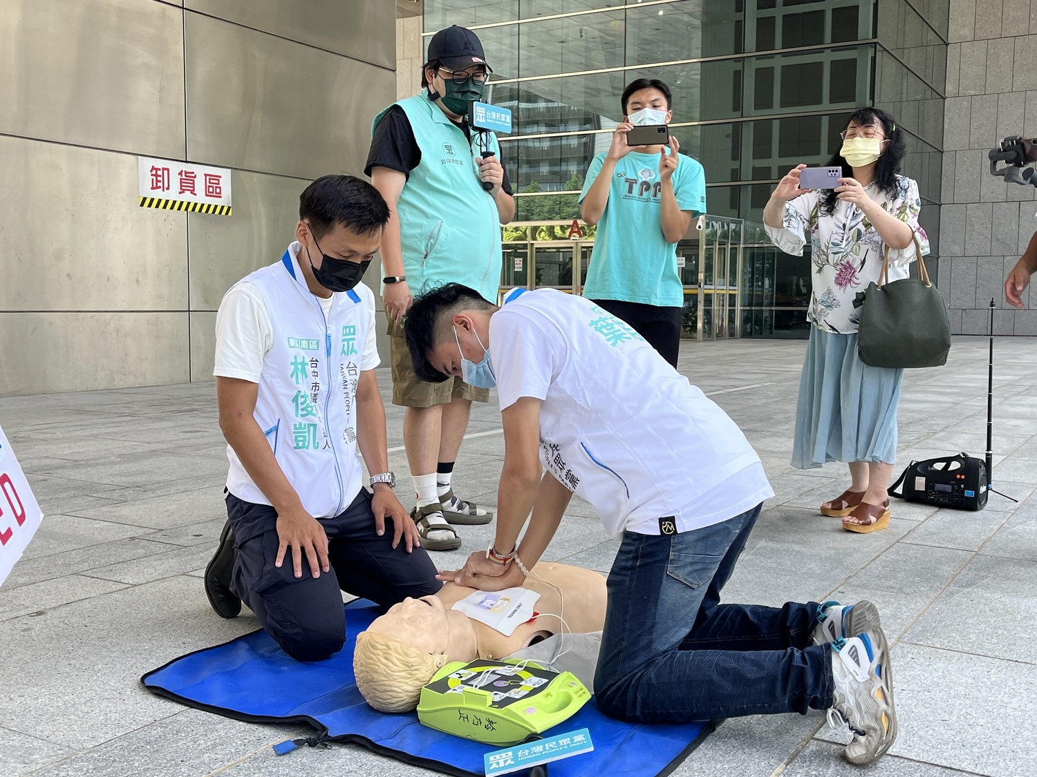 林俊凱與葉諾凡現場示範CPR+AED救命。   圖 : 民眾黨台中市黨部/提供