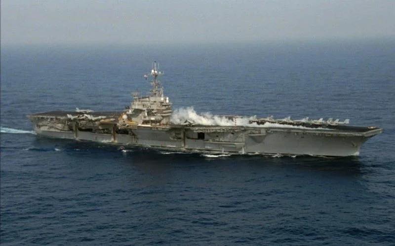 1995年12月19日「尼米茲號(CVN-68)」航空母艦通過台灣海峽。 圖:取自AIT紀念台灣關係法40週年圖資 1995年12月19日「尼米茲號(CVN-68)」航空母艦通過台灣海峽。 圖:取自AIT紀念台灣關係法40週年圖資