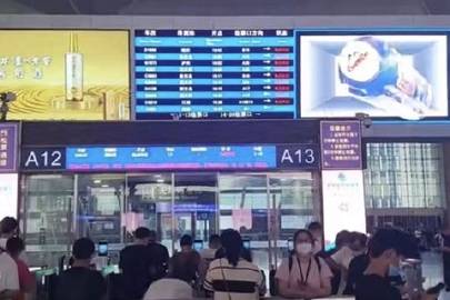 中國高鐵傳出大範圍誤點。   圖：翻攝自財新網微博